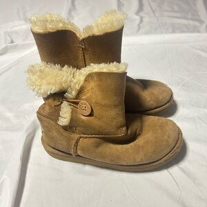 [1017400K-CHE] Kids UGG K BAILEY BUTTON II Sz 3 Preowned